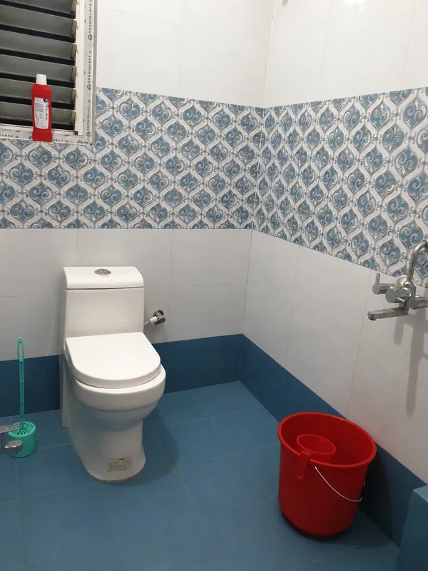 Nahor Suite bathroom with Western toilet and patterned wall tiles