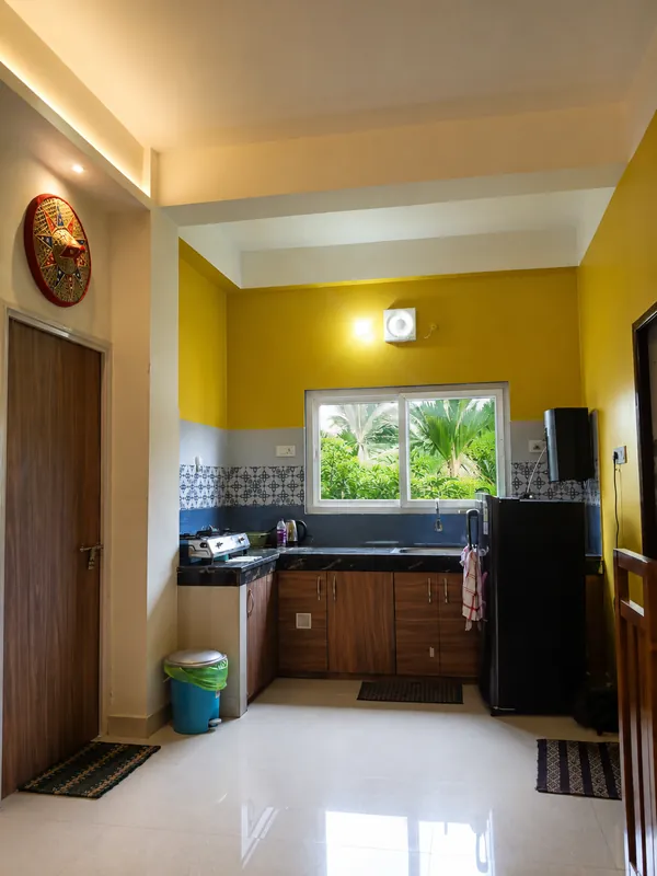 Nahor Suite kitchen with stove, fridge and garden window