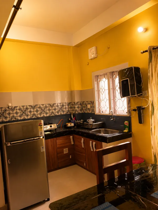 Simolu Suite kitchen with fridge and stove
